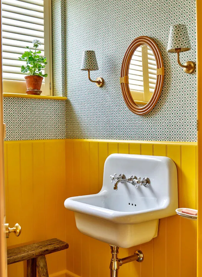 Antiquités et couleurs vives : un intérieur joyeux dans une maison anglaise ancienne - Gallery image 5