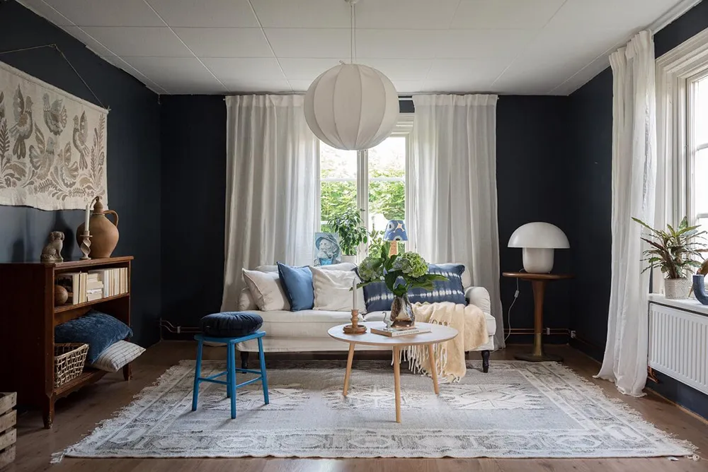 Charmant cottage suédois avec des murs floraux et des motifs ethniques - Gallery image 15