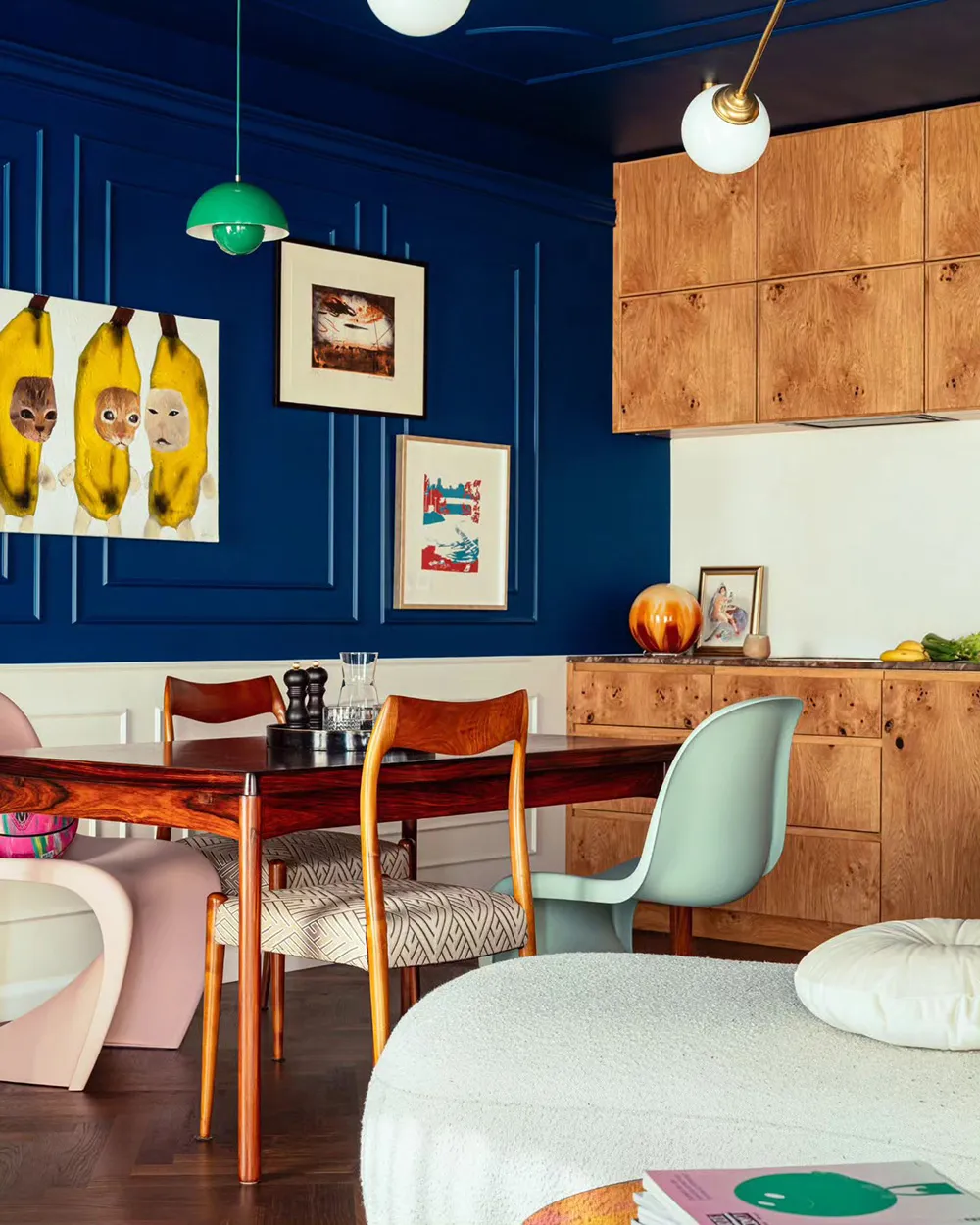 Diseño atrevido con azul jugoso y papel pintado de grullas en una pequeña casa de 55 m² en Cracovia - Gallery image 9