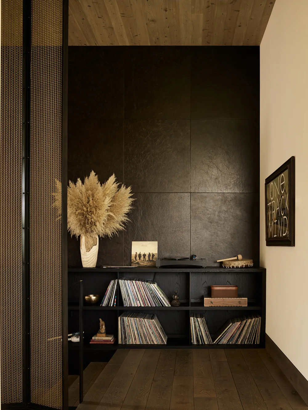 Stilvolle und gemütliche Interieurs moderner Häuser in der Eichenhecke in Kalifornien - Gallery image 9