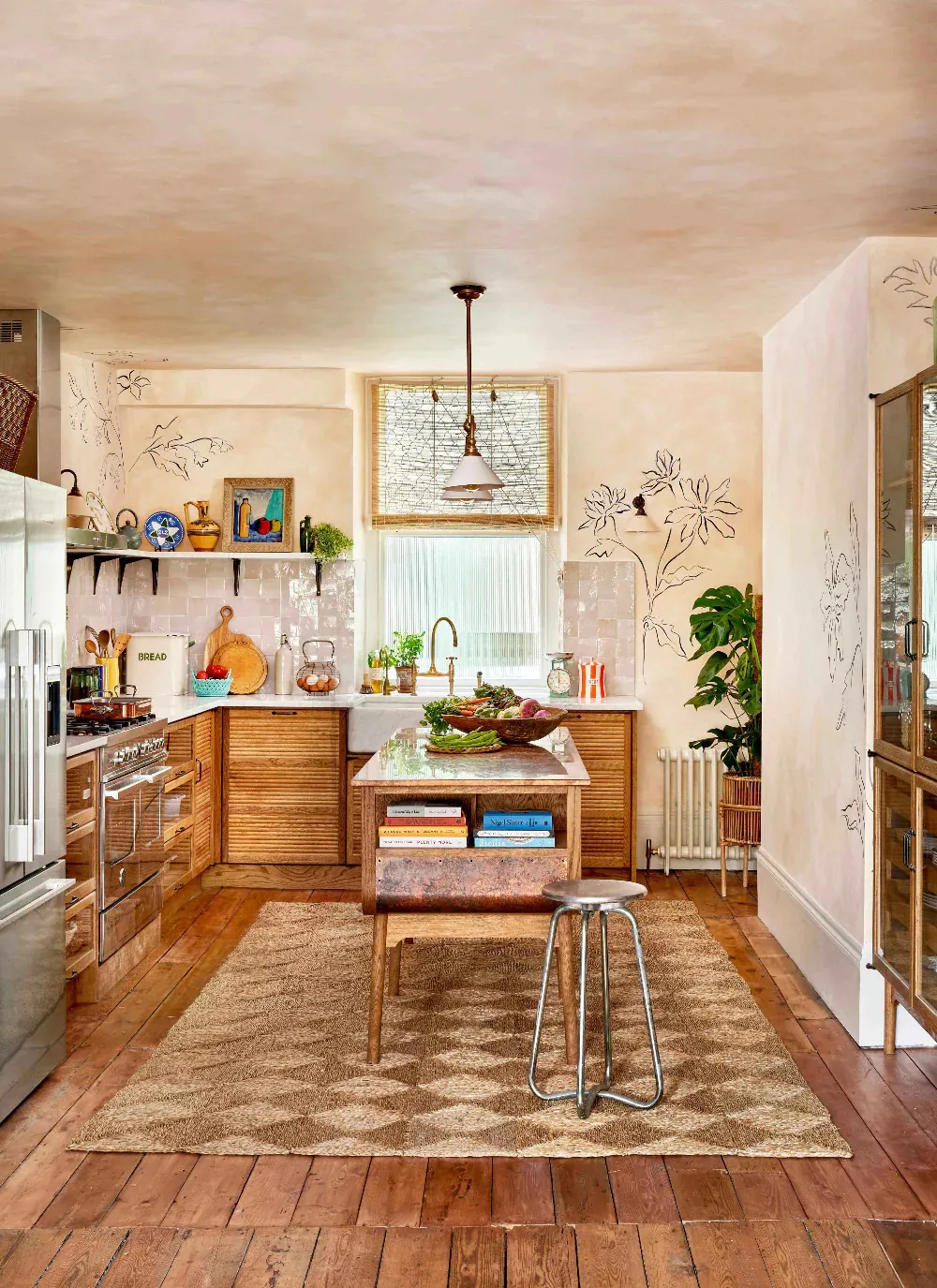 Antiquités et couleurs vives : un intérieur joyeux dans une maison anglaise ancienne - Gallery image 8