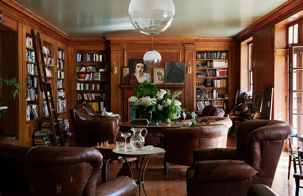 एक आरामदायक कंट्री हाउस, जिसमें एक सुंदर सफेद वरांडा है। - Gallery image 9