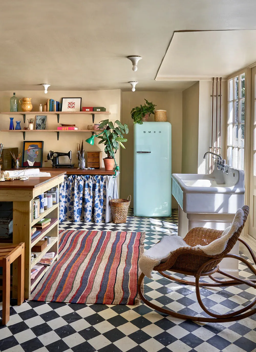 Antiquités et couleurs vives : un intérieur joyeux dans une maison anglaise ancienne - Gallery image 6