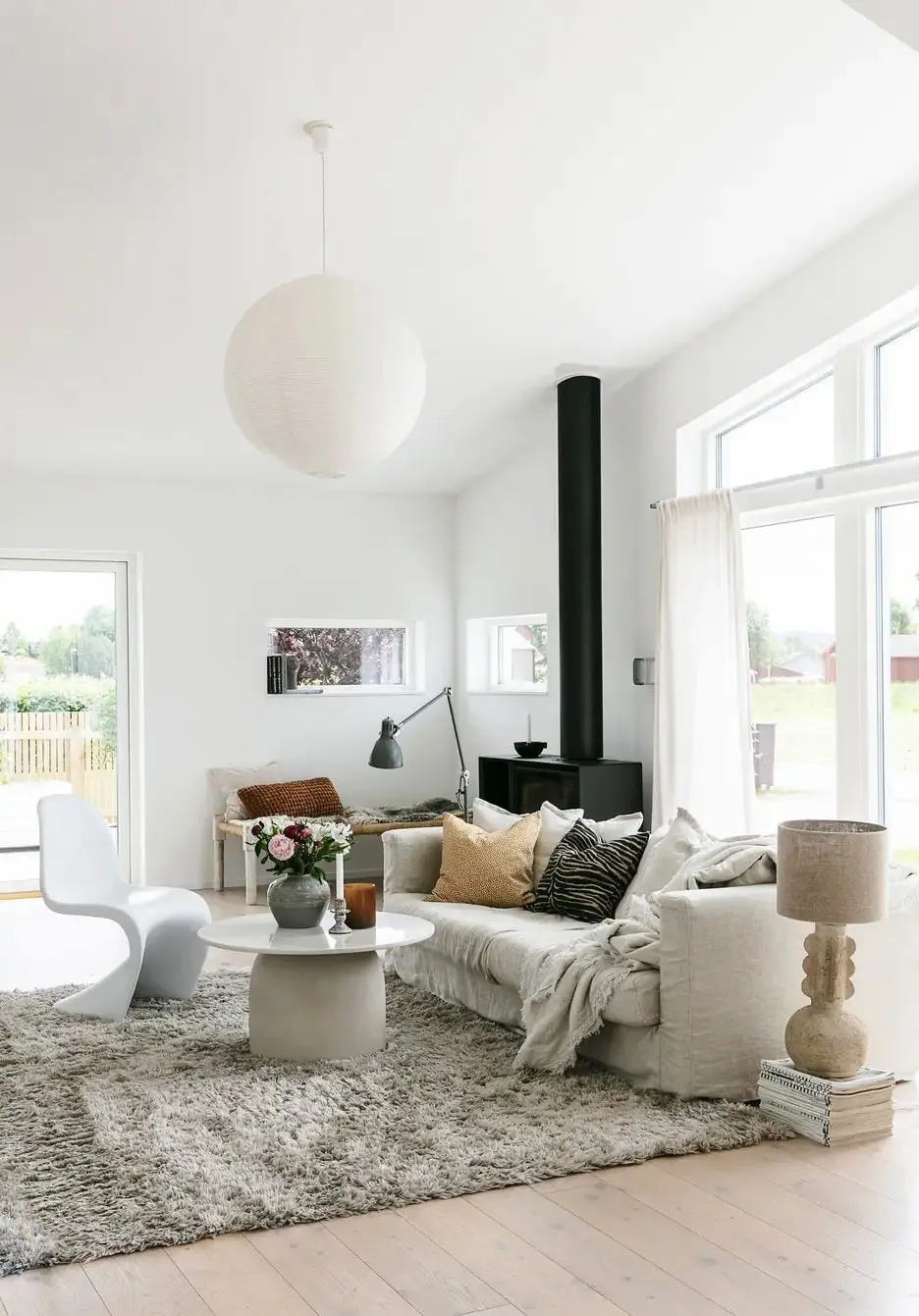 Воздушные интерьеры современной дачи в Швеции - Gallery image 1