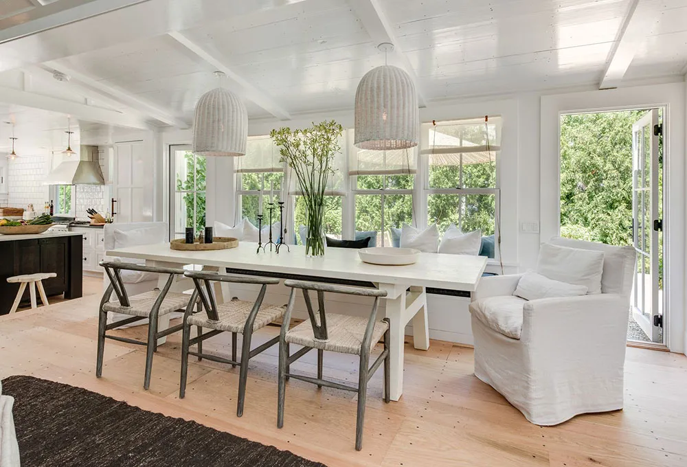 Mucho blanco y un segundo piso adicional: remodelación de un pequeño cottage en Hampton - Gallery image 3