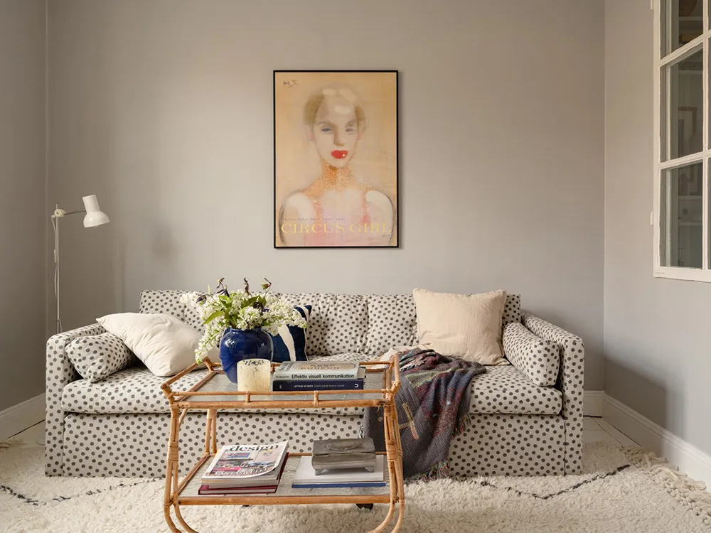 Маленька шведська квартира з ніжним інтер'єром та плямистим диваном (38 кв. м) - Gallery image 4