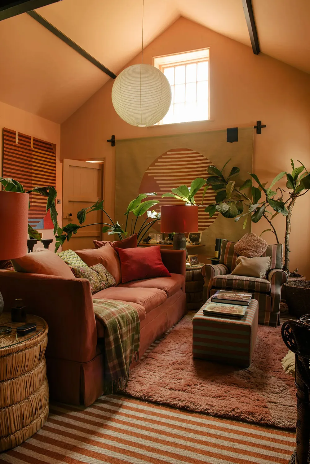 Expressive Paint Colors in the Design of a Rural Cottage in England - Gallery image 5