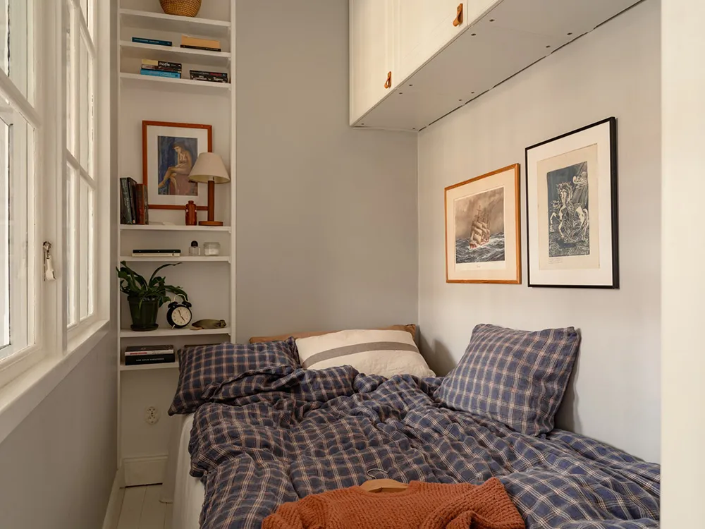 Маленька шведська квартира з ніжним інтер'єром та плямистим диваном (38 кв. м) - Gallery image 8