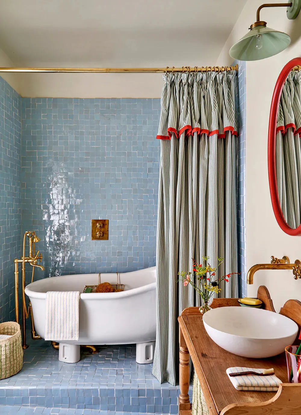 Antiquités et couleurs vives : un intérieur joyeux dans une maison anglaise ancienne - Gallery image 11