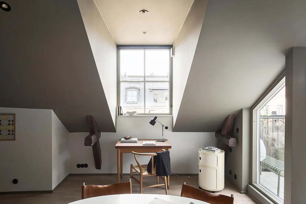 Une intéressante appartement de mansarde avec murs olive et terrasse (66 m²) - Gallery image 3