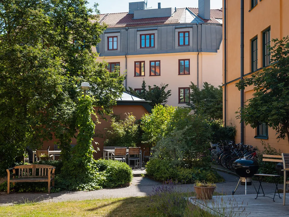 Маленька шведська квартира з ніжним інтер'єром та плямистим диваном (38 кв. м) - Gallery image 23