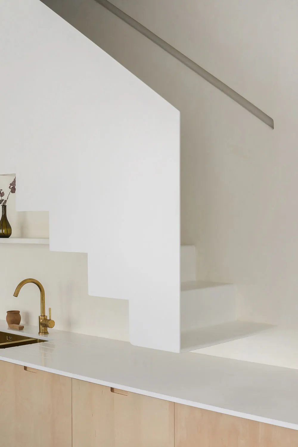 Фанера и яркий декор: современная квартира на месте столярной мастерской в Париже - Gallery image 7