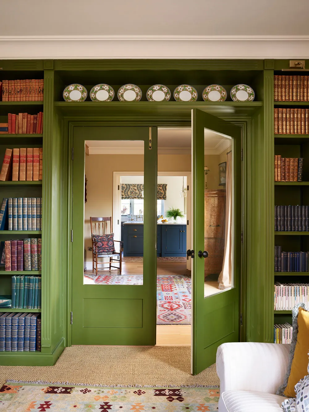 Reino de impresiones coloridas en el diseño de una acogedora casa inglesa - Gallery image 1