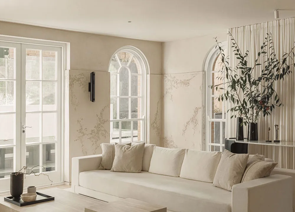 Style moderne et élégant dans des tons laitiers à Londres - Gallery image 3