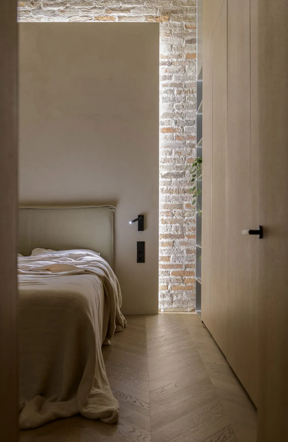 Minimalismo cálido con pared de ladrillo para familia joven en Kiev (95 m²) - Gallery image 10