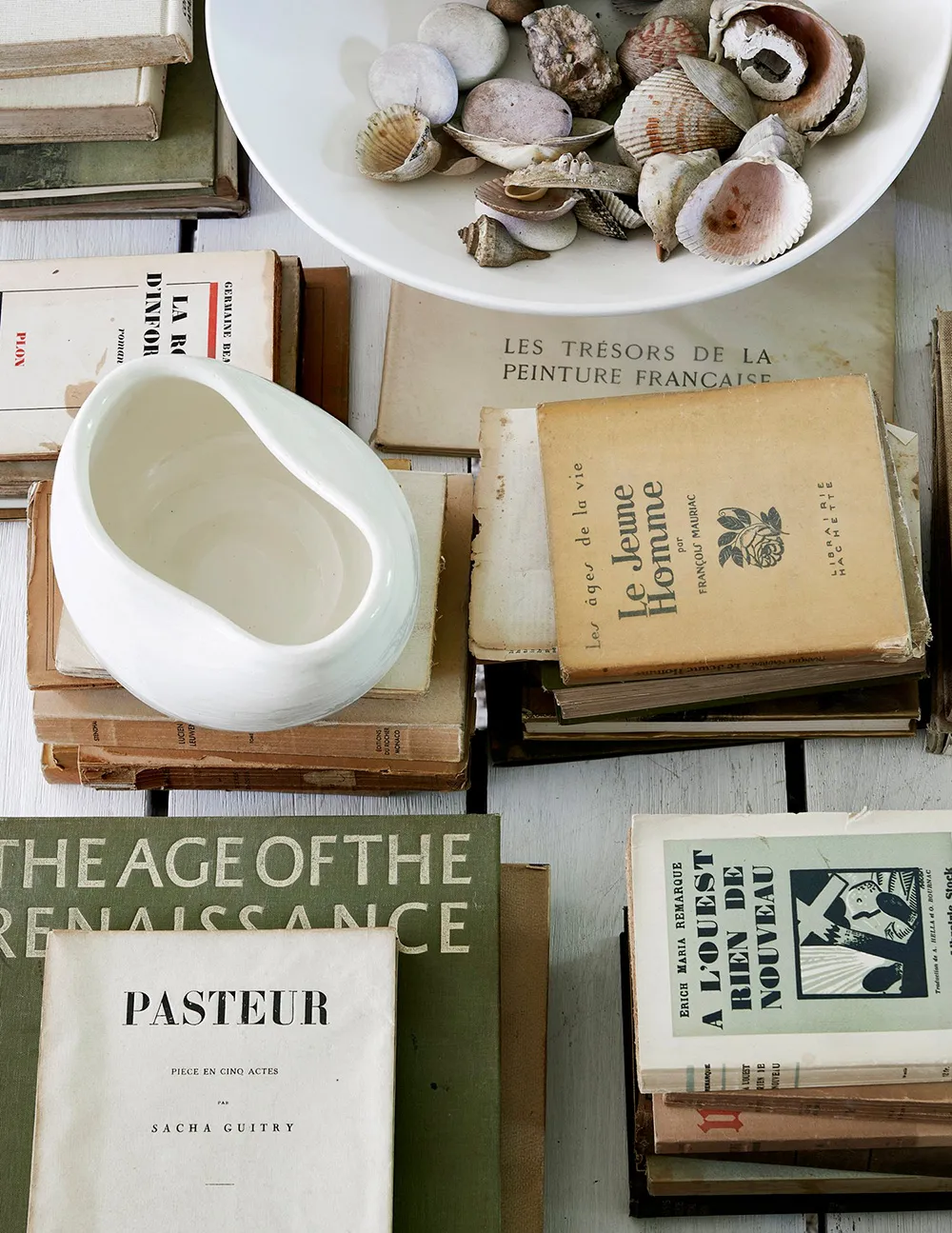 एक आरामदायक कंट्री हाउस, जिसमें एक सुंदर सफेद वरांडा है। - Gallery image 12