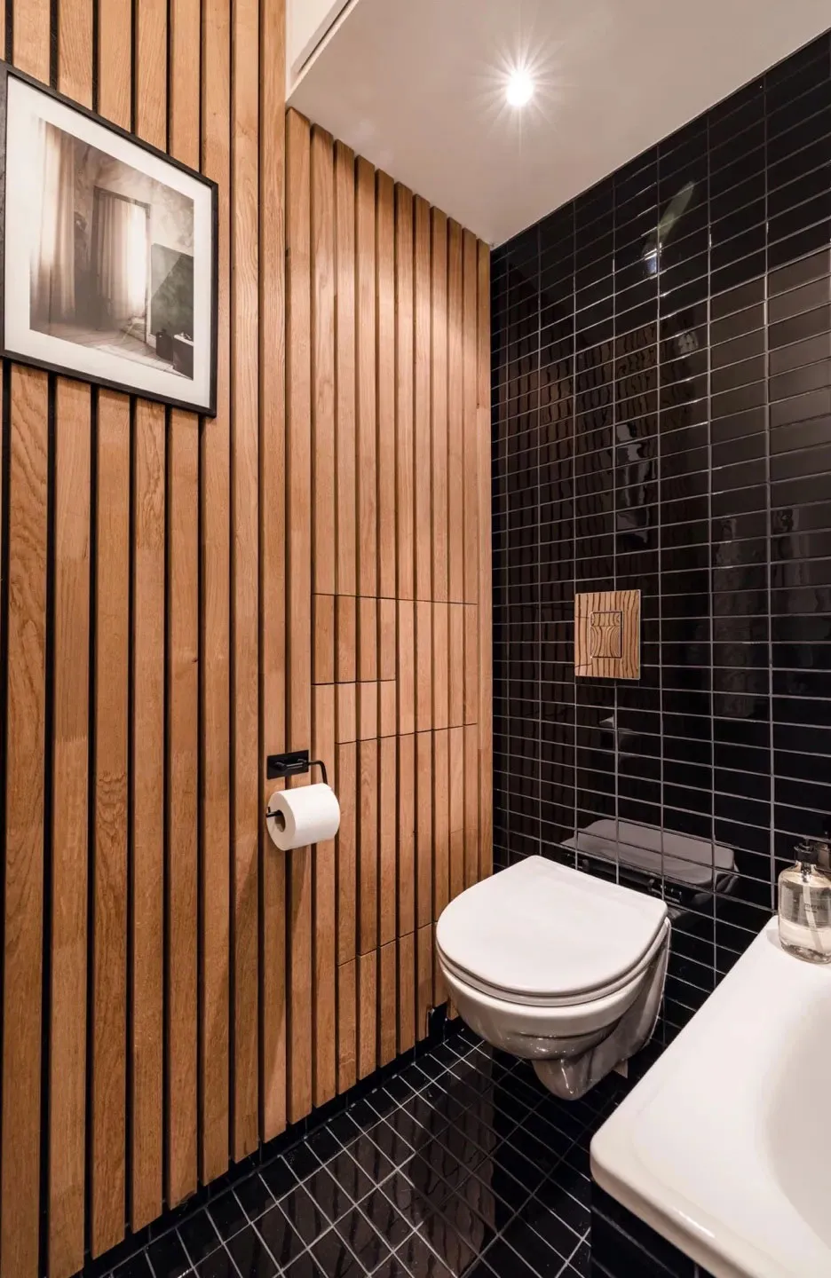 Intérieur scandinave chaud avec mur sombre en vedette (69 m²) - Gallery image 17