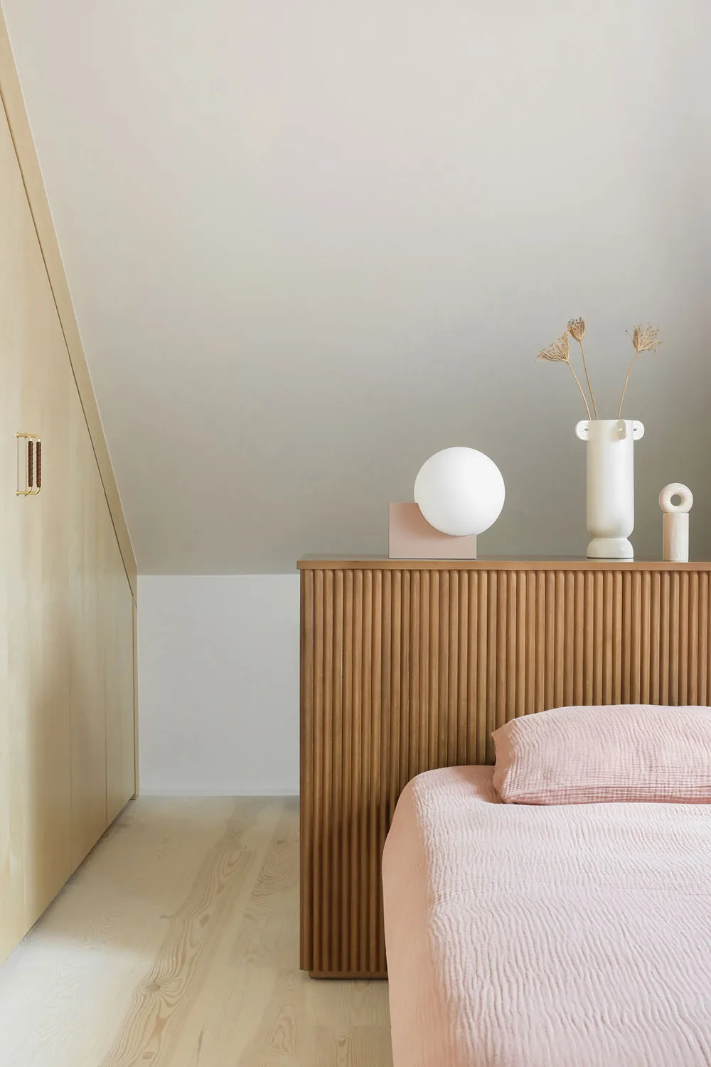 Фанера и яркий декор: современная квартира на месте столярной мастерской в Париже - Gallery image 10