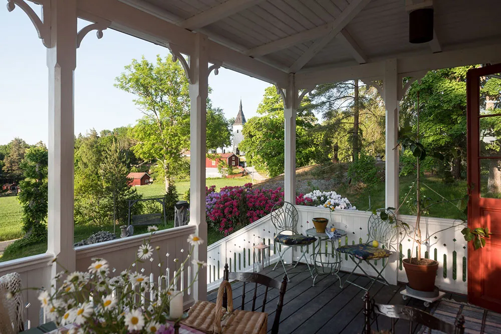 Une belle maison suédoise de campagne avec véranda et vues panoramiques - Gallery image 2