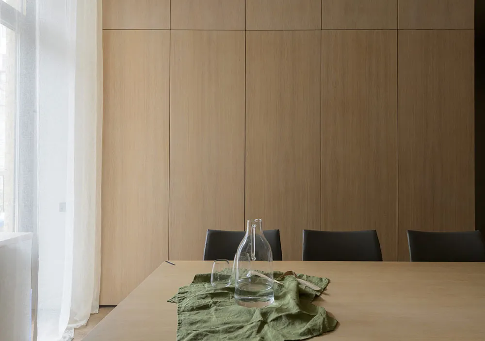 Minimalismo cálido con pared de ladrillo para familia joven en Kiev (95 m²) - Gallery image 4