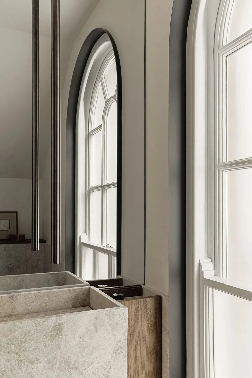 Style moderne et élégant dans des tons laitiers à Londres - Gallery image 14