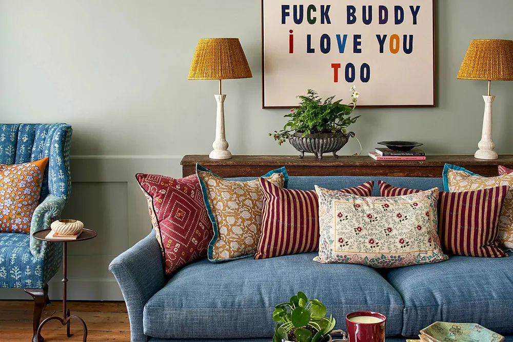 Antiquités et couleurs vives : un intérieur joyeux dans une maison anglaise ancienne - Gallery image 17