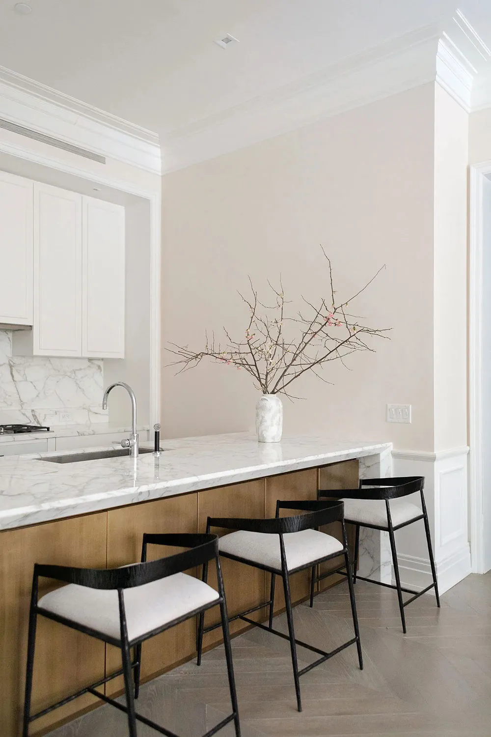 Intérieur doux d'un appartement moderne à New York par un designer mode - Gallery image 3