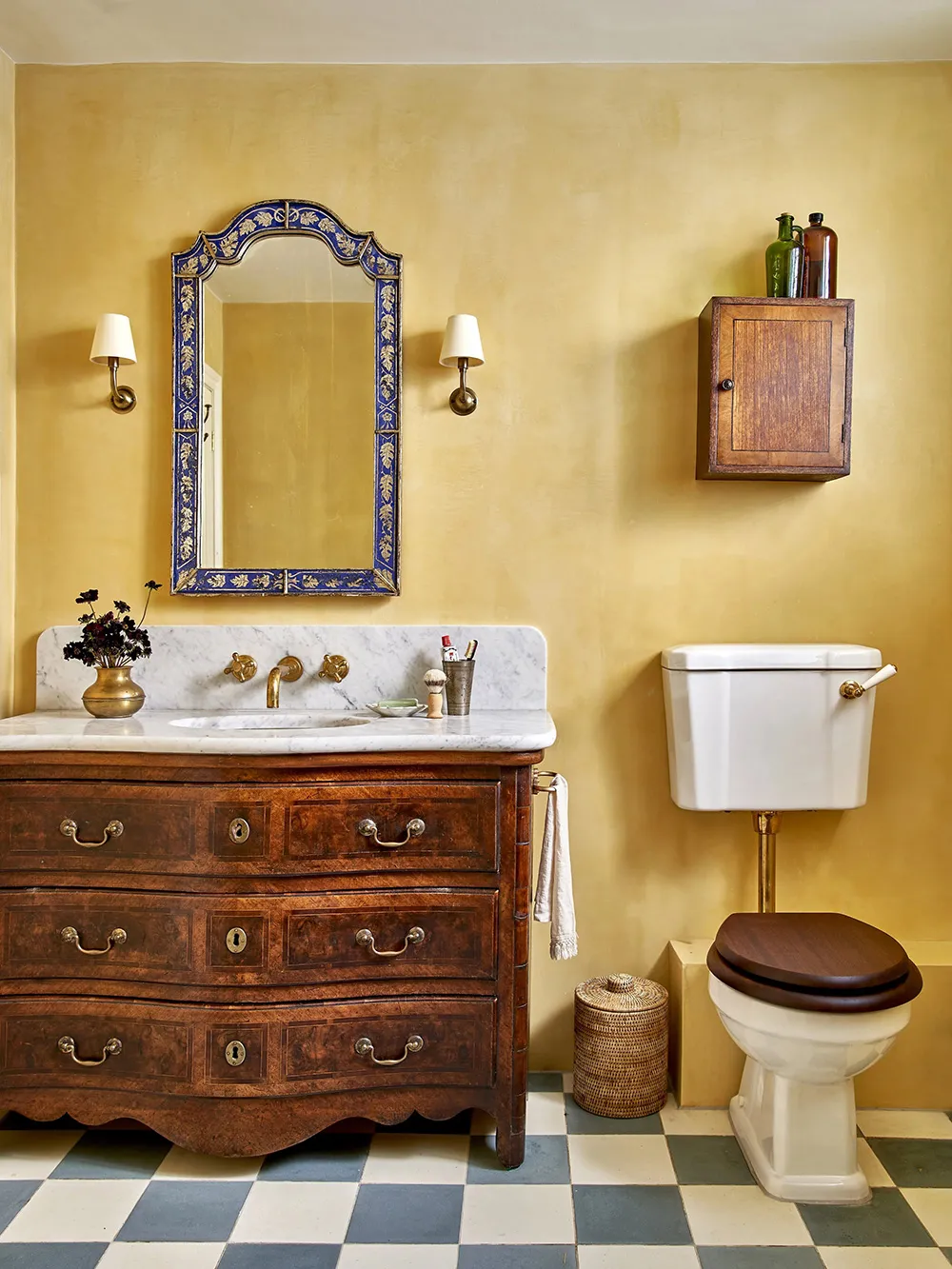 Antiquités et couleurs vives : un intérieur joyeux dans une maison anglaise ancienne - Gallery image 13