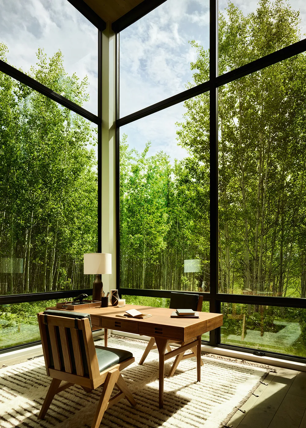 Stilvolle und gemütliche Interieurs moderner Häuser in der Eichenhecke in Kalifornien - Gallery image 21