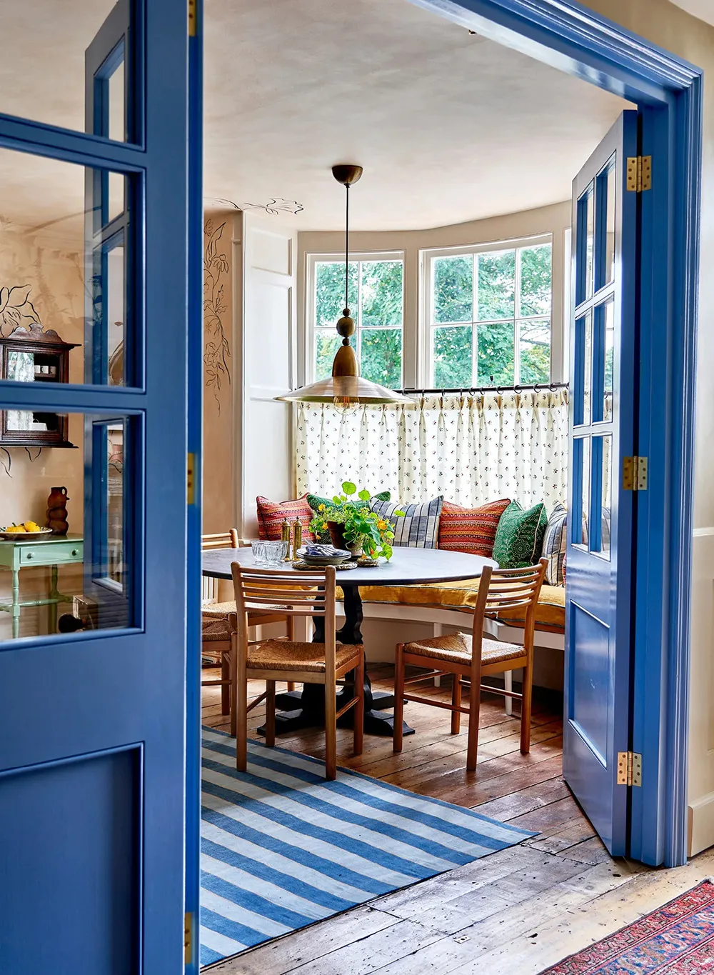 Antiquités et couleurs vives : un intérieur joyeux dans une maison anglaise ancienne - Gallery image 1