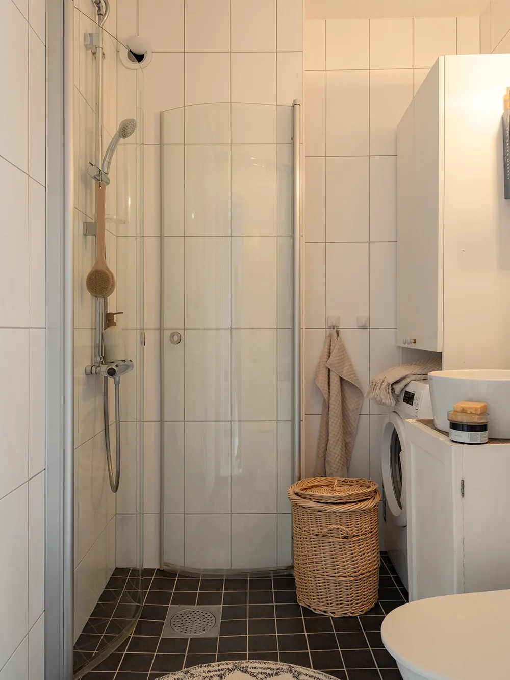 Маленька шведська квартира з ніжним інтер'єром та плямистим диваном (38 кв. м) - Gallery image 18