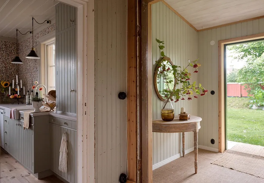 Charmant cottage suédois avec des murs floraux et des motifs ethniques - Gallery image 18