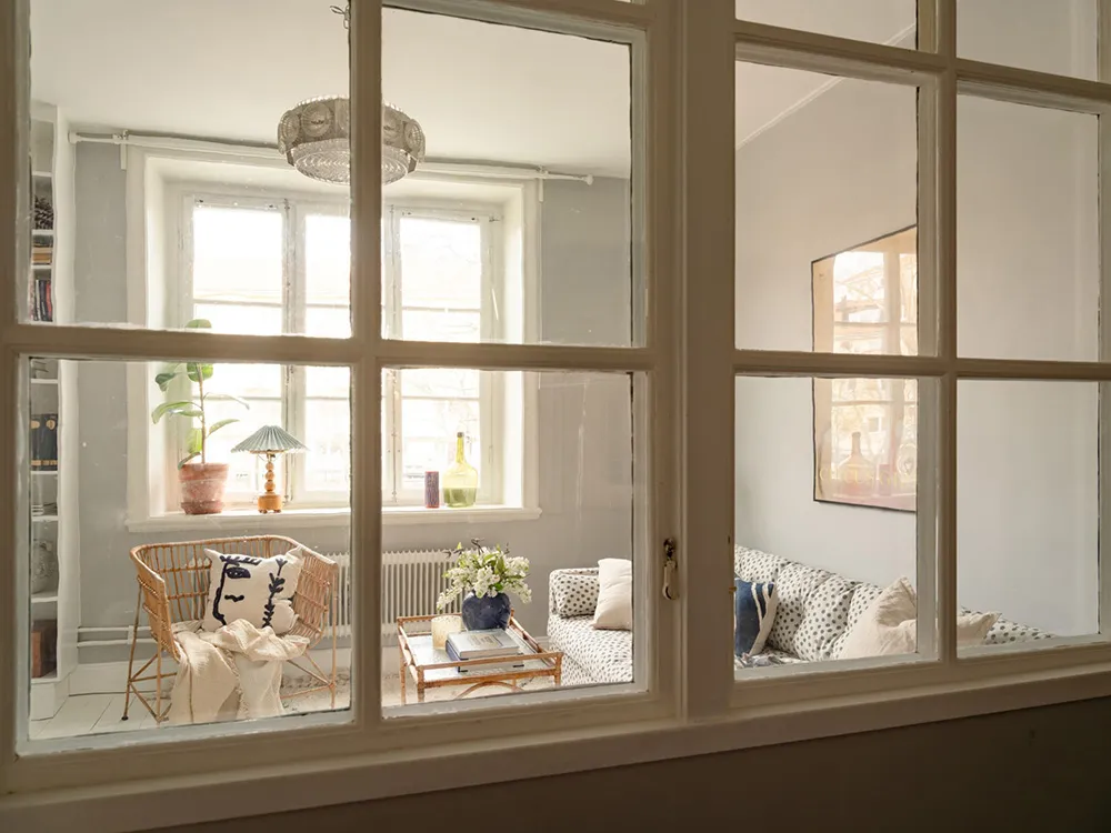 Маленька шведська квартира з ніжним інтер'єром та плямистим диваном (38 кв. м) - Gallery image 7