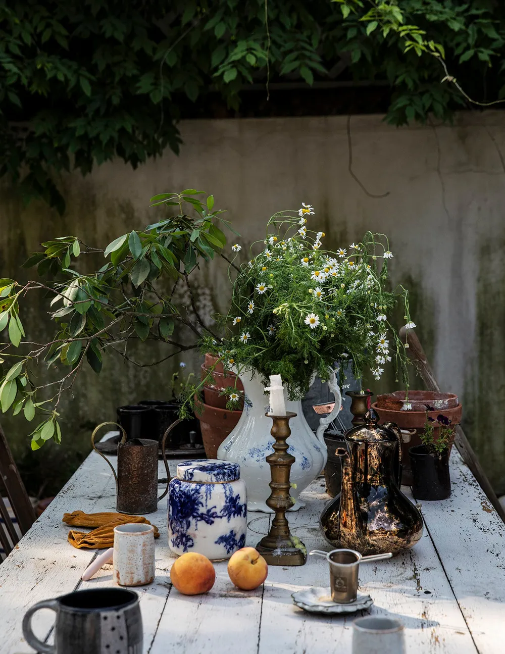 एक आरामदायक कंट्री हाउस, जिसमें एक सुंदर सफेद वरांडा है। - Gallery image 16