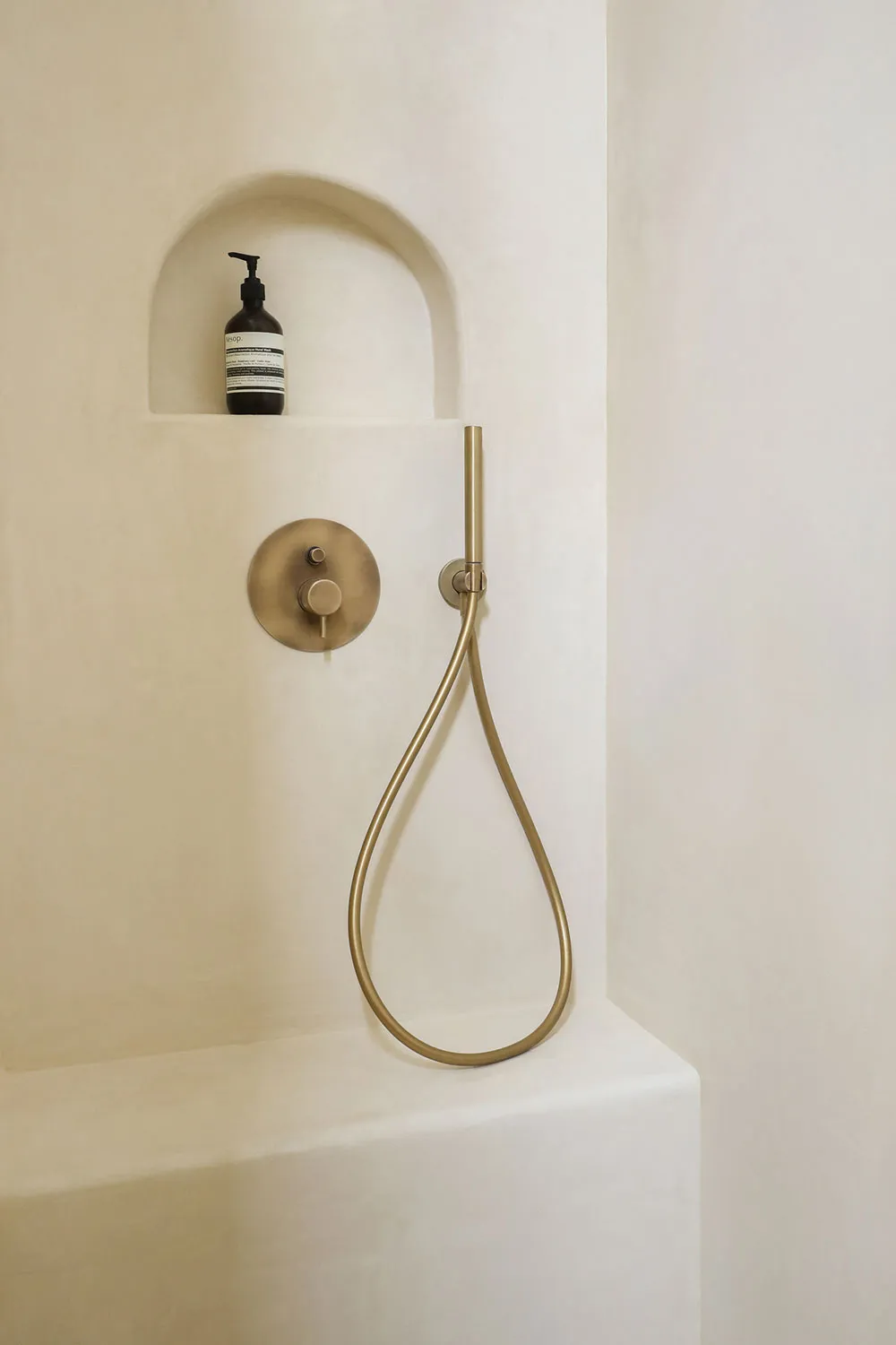 Фанера и яркий декор: современная квартира на месте столярной мастерской в Париже - Gallery image 13