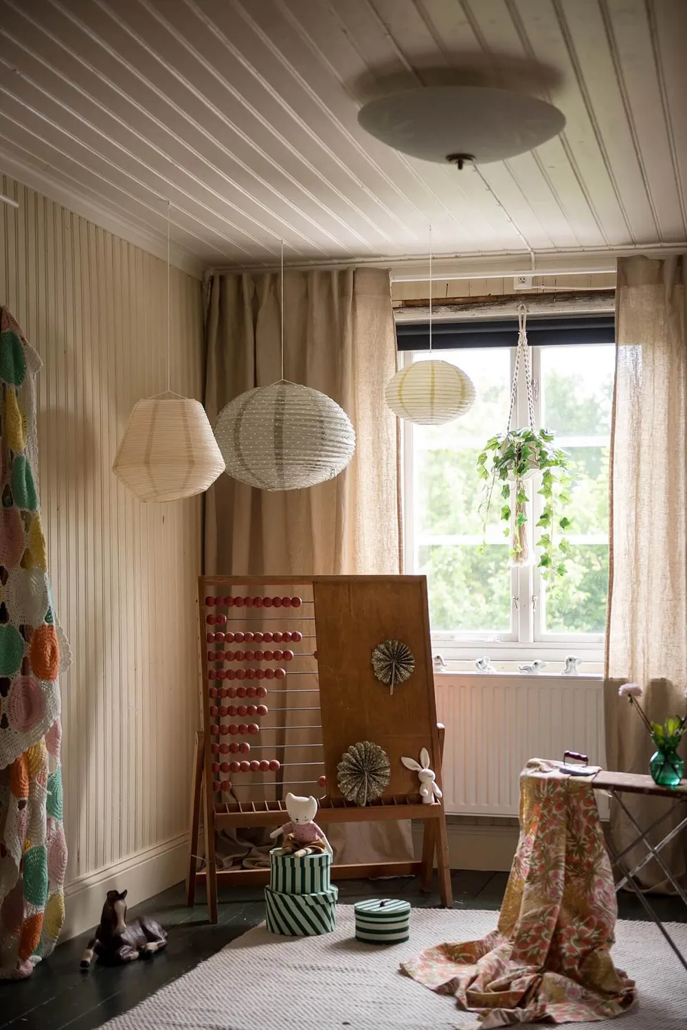 Charmant cottage suédois avec des murs floraux et des motifs ethniques - Gallery image 25