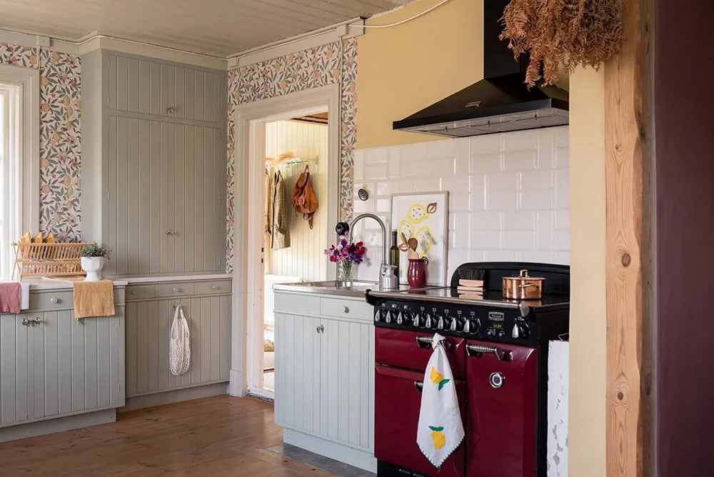 Charmant cottage suédois avec des murs floraux et des motifs ethniques - Gallery image 5