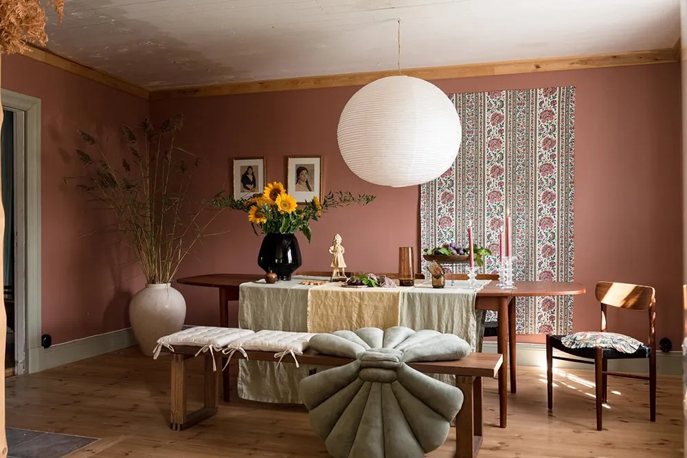 Charmant cottage suédois avec des murs floraux et des motifs ethniques - Gallery image 11