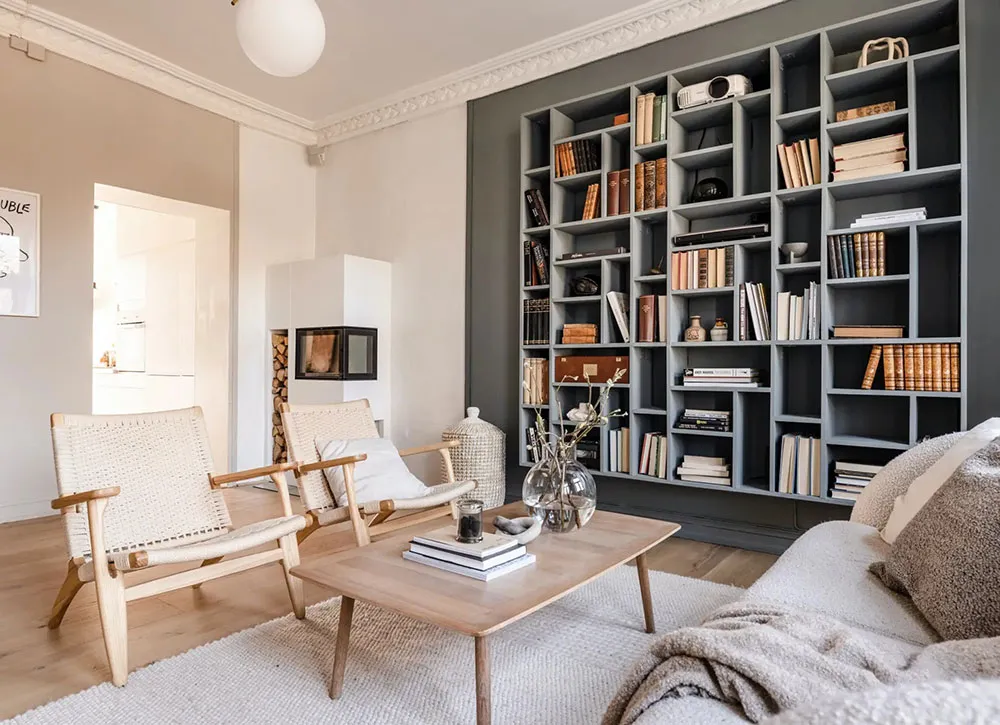 Intérieur scandinave chaud avec mur sombre en vedette (69 m²) - Gallery image 2