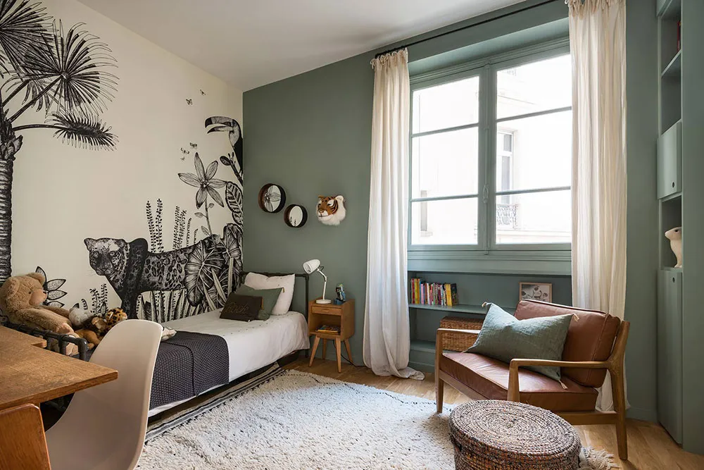 Beautifull enfants avec des murs décorés d' motifs exotiques dans un appartement parisien élégant - Gallery image 11