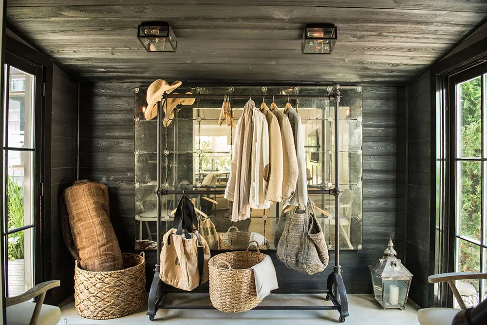 Mucho blanco y un segundo piso adicional: remodelación de un pequeño cottage en Hampton - Gallery image 17