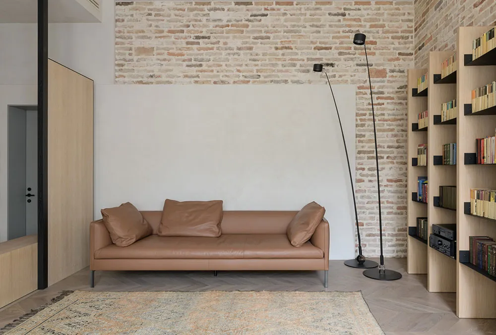 Minimalismo cálido con pared de ladrillo para familia joven en Kiev (95 m²) - Gallery image 2