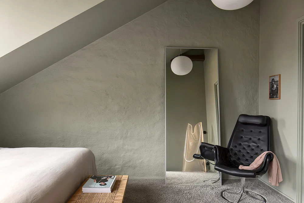 Une intéressante appartement de mansarde avec murs olive et terrasse (66 m²) - Gallery image 8