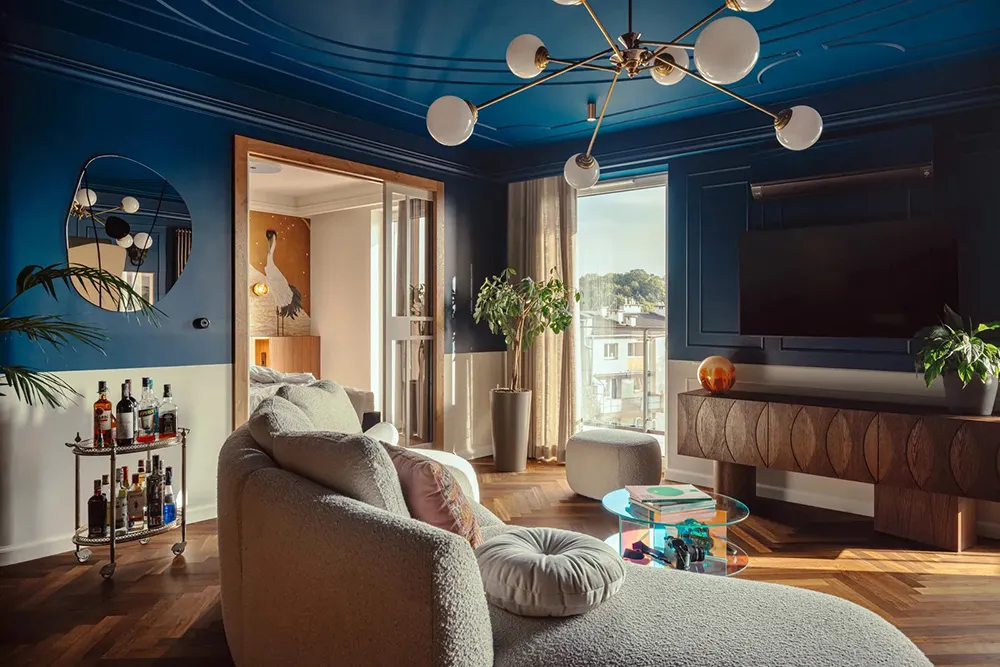 Diseño atrevido con azul jugoso y papel pintado de grullas en una pequeña casa de 55 m² en Cracovia - Gallery image 2