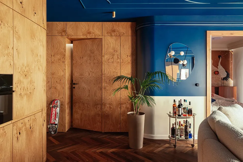 Diseño atrevido con azul jugoso y papel pintado de grullas en una pequeña casa de 55 m² en Cracovia - Gallery image 6