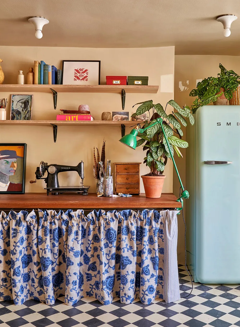 Antiquités et couleurs vives : un intérieur joyeux dans une maison anglaise ancienne - Gallery image 12