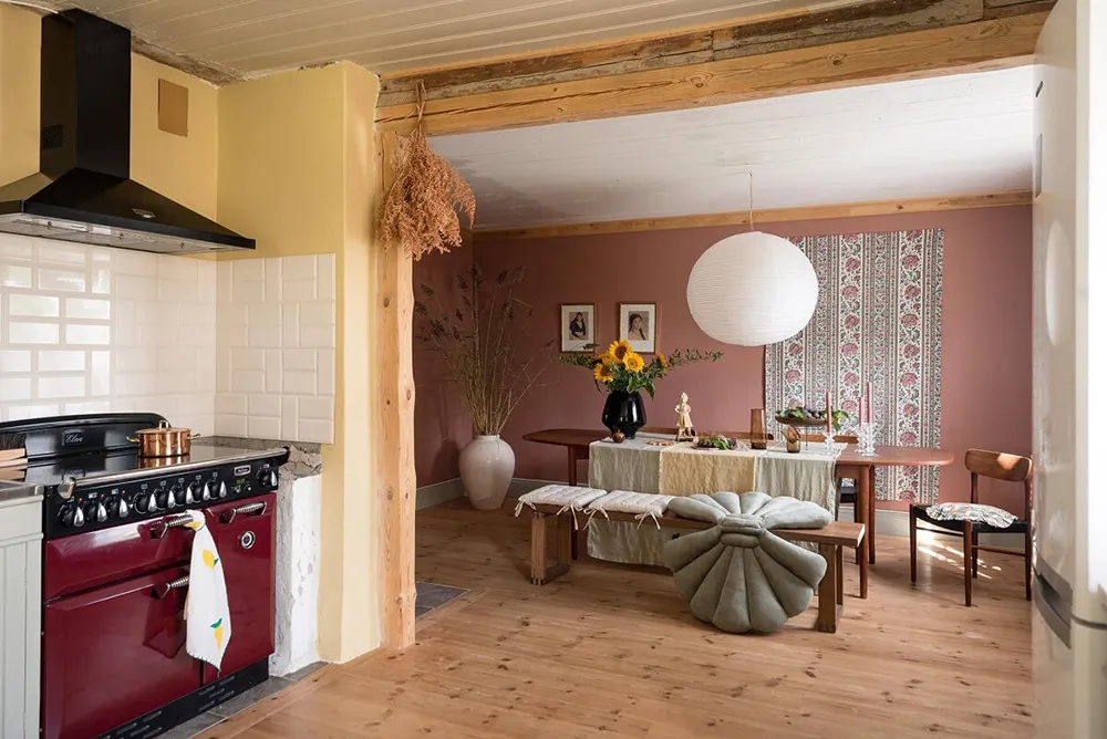 Charmant cottage suédois avec des murs floraux et des motifs ethniques - Gallery image 9