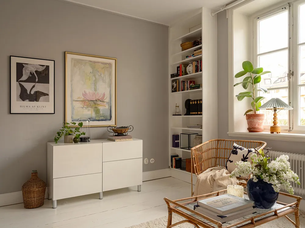 Маленька шведська квартира з ніжним інтер'єром та плямистим диваном (38 кв. м) - Gallery image 11