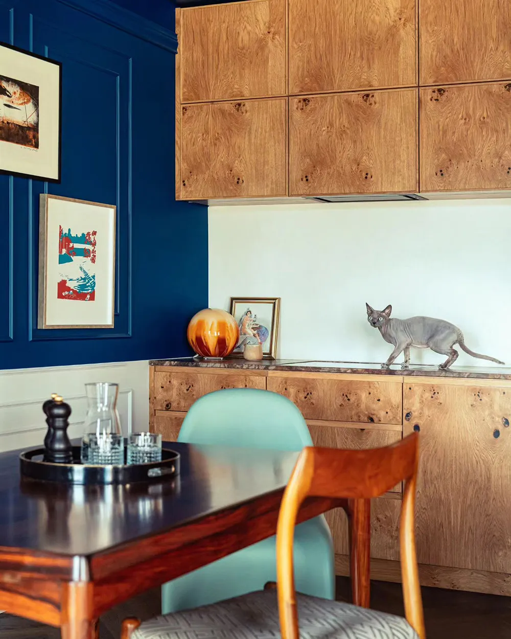 Diseño atrevido con azul jugoso y papel pintado de grullas en una pequeña casa de 55 m² en Cracovia - Gallery image 10