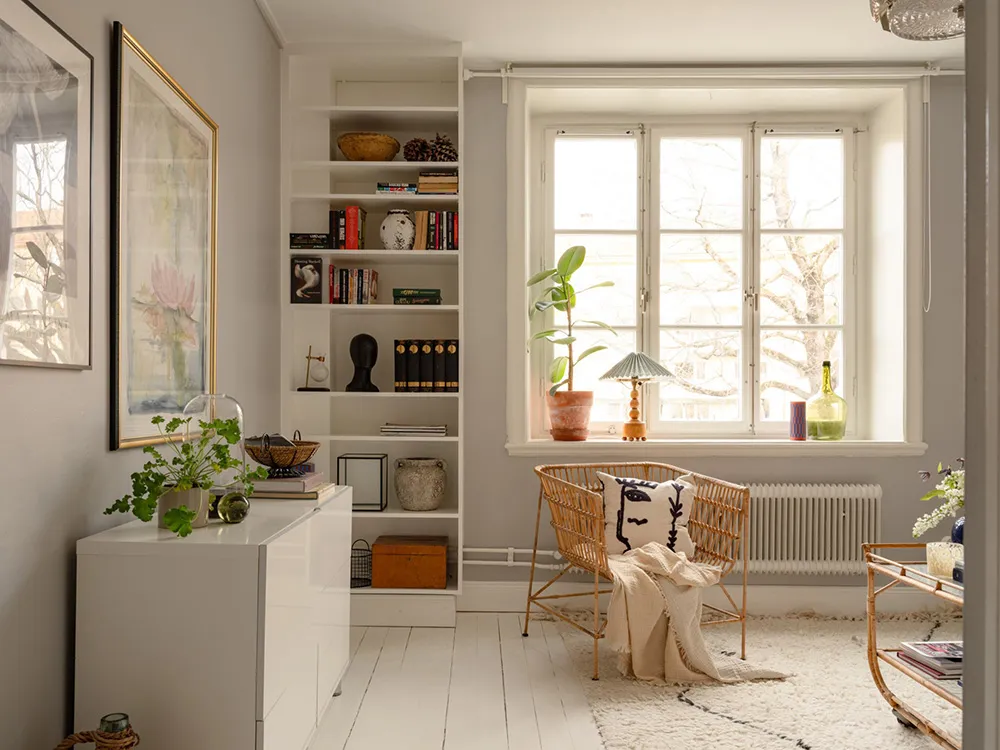 Маленька шведська квартира з ніжним інтер'єром та плямистим диваном (38 кв. м) - Gallery image 3